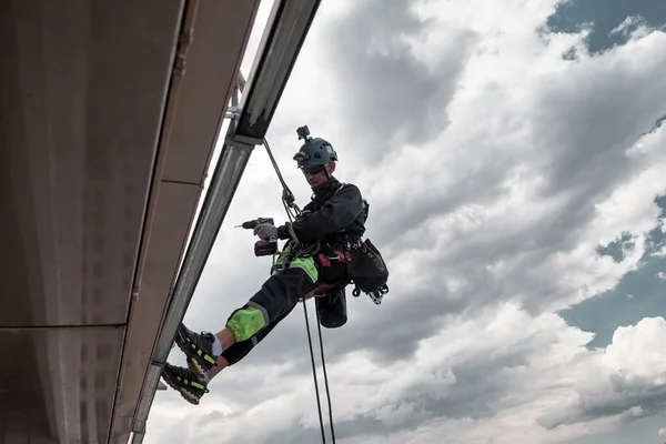 Operaio Alpinista Industriale Pende Sopra Edificio Residenziale Durante Installazione Riparazione — Foto Stock