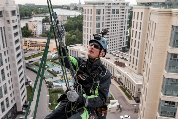 Industrial Mountaineering Worker Hangs Residential Building While Installing Repairing Equipment — Stock Photo, Image
