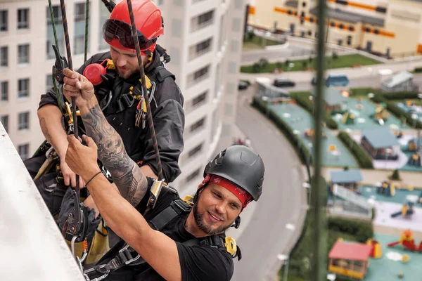 Průmyslový Horolezecký Pracovník Visí Nad Obytnou Budovou Při Instalaci Opravě — Stock fotografie