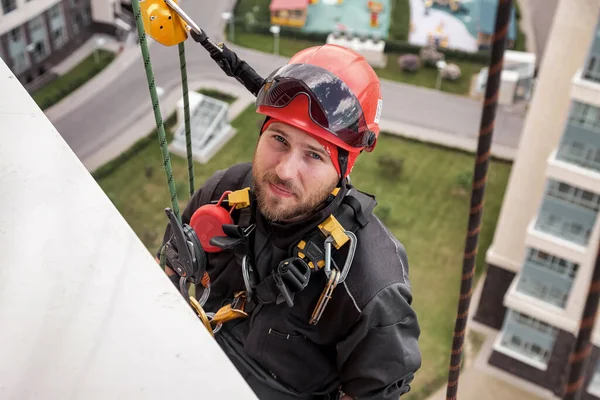 Industrial Mountaineering Worker Hangs Residential Building While Installing Repairing Equipment — Stock Photo, Image