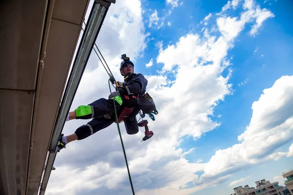 Industrial Mountaineering Worker Hangs Residential Building While Installing Repairing Equipment — Stock Photo, Image