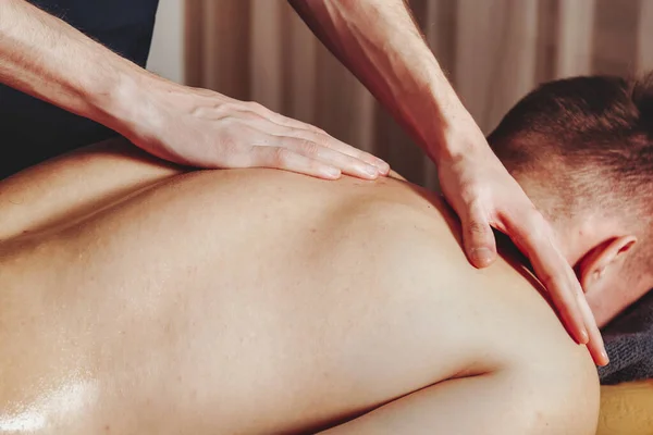 Sport Wellness Massage Medische Ruimte Van Fitnessruimte Masseur Doet Massage — Stockfoto