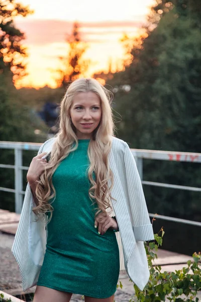 Mujer Adulta Naturaleza Caminando Bosque Verano Ferrocarril Del Atardecer Dama — Foto de Stock