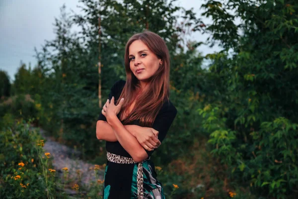 Buiten Portret Volwassen Vrouw Natuur Wandelen Zomer Bos Van Schemering — Stockfoto