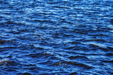 Dalga desenleri taze ya da deniz rezervuarı. Su yüzeyi ya da okyanus dalgaları üzerinde yüzen nehir dalgalarının duvar kağıdı arka planı. Arka plan doğa duvar kağıtları konsepti. Fotoğraf dalgaları gölü. Boşluğu kopyala