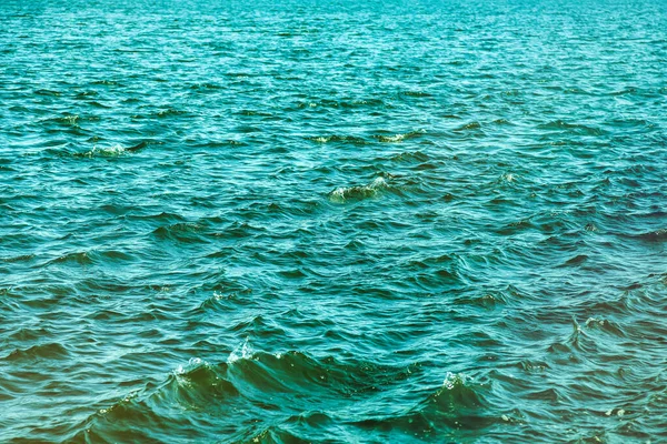波浪图样表面新鲜或海洋水库 在水面 海面或海浪上拍打河波的壁纸背景 背景墙纸的概念 照片涟漪湖水 复制空间 — 图库照片