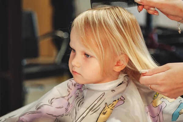 Barbeiro Mulher Fazer Elegante Penteado Bonito Para Criança Menina Loira — Fotografia de Stock