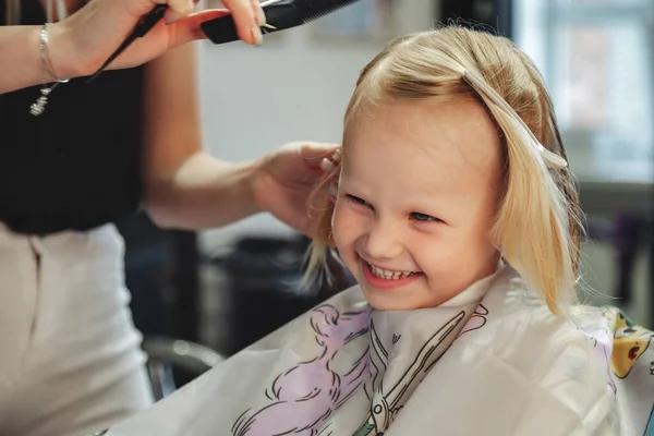 Barber Woman Make Fashionable Pretty Hairstyle Cute Little Blond Girl — Stock Photo, Image