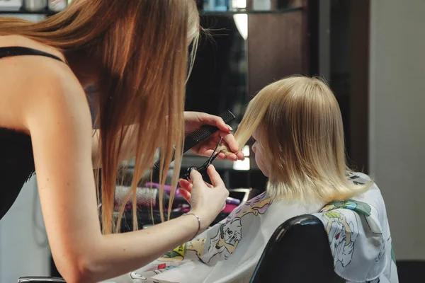 Barbeiro Mulher Fazer Elegante Penteado Bonito Para Criança Menina Loira — Fotografia de Stock