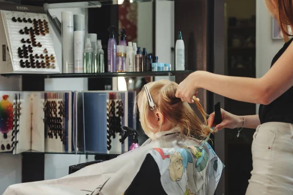 Barbeiro Mulher Fazer Elegante Penteado Bonito Para Criança Menina Loira — Fotografia de Stock