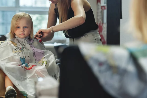 Mujer Peluquero Hacer Peinado Bonito Moda Para Niño Linda Niña —  Fotos de Stock