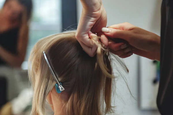 Fryzjer Kobieta Zrobić Modne Dość Fryzurę Dla Cute Little Blond — Zdjęcie stockowe