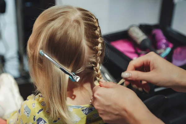 Barbeiro Mulher Fazer Elegante Penteado Bonito Para Criança Menina Loira — Fotografia de Stock