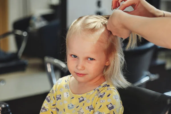 Mujer Peluquero Hacer Peinado Bonito Moda Para Niño Linda Niña —  Fotos de Stock