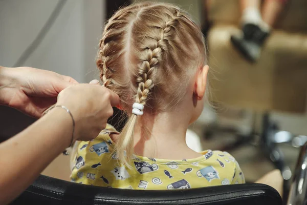 Mujer Peluquero Hacer Peinado Bonito Moda Para Niño Linda Niña — Foto de Stock