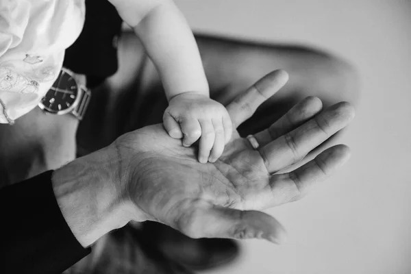 Hand Small Child Palm Dad Close Father Holds Hand Newborn — Stock Photo, Image
