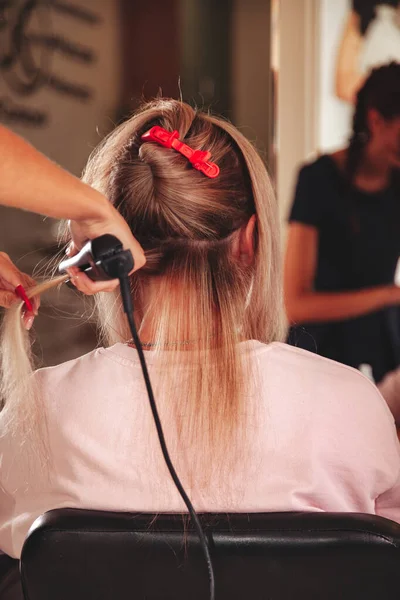 Cabeleireiro Faz Penteado Bonito Jovem Salão Beleza Atendimento Cliente Quarto — Fotografia de Stock