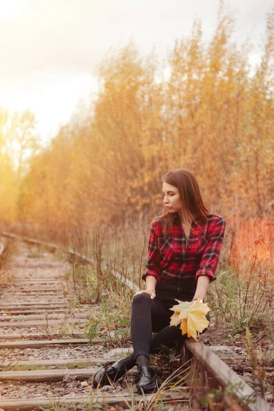 Porträt Einer Netten Jungen Frau Slawischen Aussehens Freizeitkleidung Herbst Auf — Stockfoto