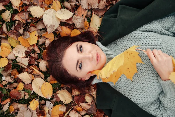 Porträt Einer Hübschen Jungen Frau Slawischen Aussehens Lässiger Kleidung Herbst — Stockfoto
