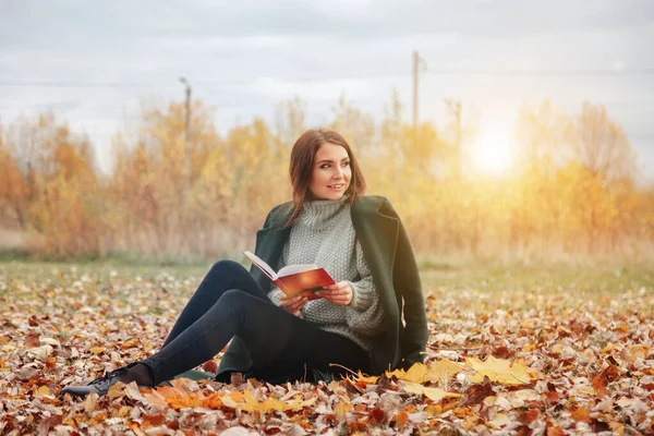 Portret Pięknej Młodej Kobiety Słowiańskim Wyglądzie Ubraniu Jesienią Czytającej Książkę — Zdjęcie stockowe