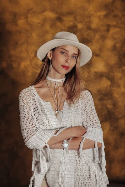 Portrait Pretty Happy Stylish Young Woman Blonde Hair White Clothes — Stock Photo, Image