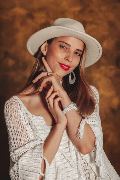 Retrato Muito Feliz Jovem Elegante Com Cabelo Loiro Roupas Brancas — Fotografia de Stock