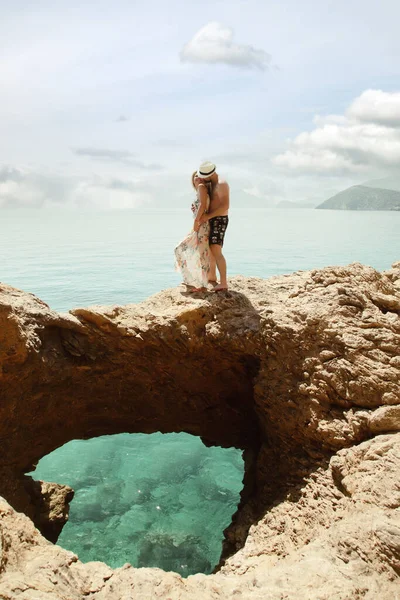 Liebendes Paar Genießt Die Flitterwochen Auf Einem Felsen Mit Luxuriösem — Stockfoto