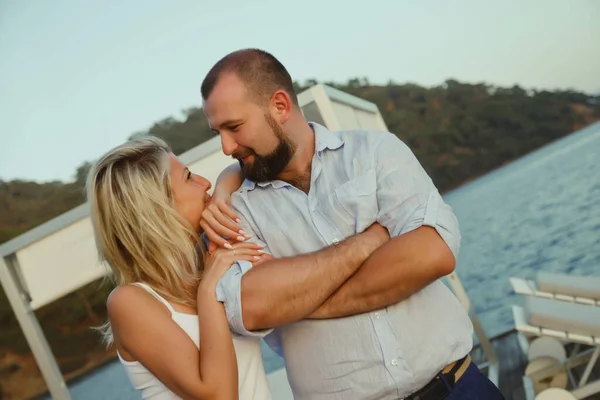 Casal Amoroso Desfrutando Lua Mel Território Hotel Praia Com Vista — Fotografia de Stock