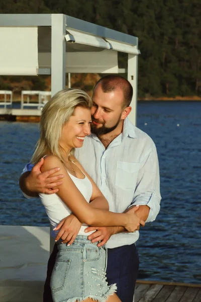 Casal Amoroso Desfrutando Lua Mel Território Hotel Praia Com Vista — Fotografia de Stock