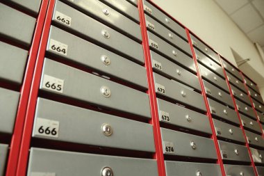 Bir apartmandaki çelik posta kutuları. Hatta sıra sıra numaralandırılmış posta kutusu. Şehirdeki yazışma konsepti. Bunu yaratıcılığın için arka plan olarak kullanabilirsin. Boşluğu kopyala