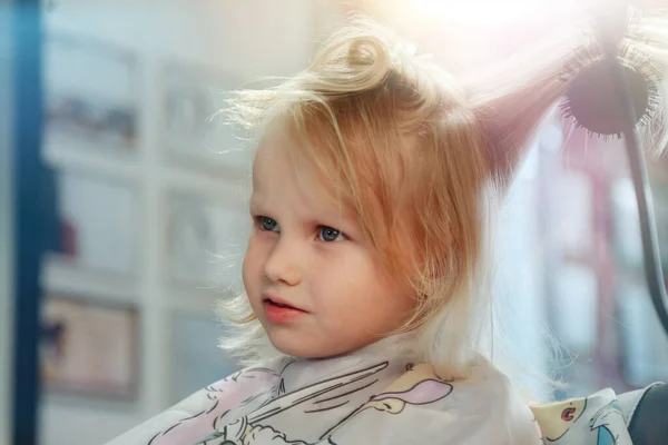 Barber Woman Make Fashionable Pretty Hairstyle Cute Little Blond Girl — Stock Photo, Image