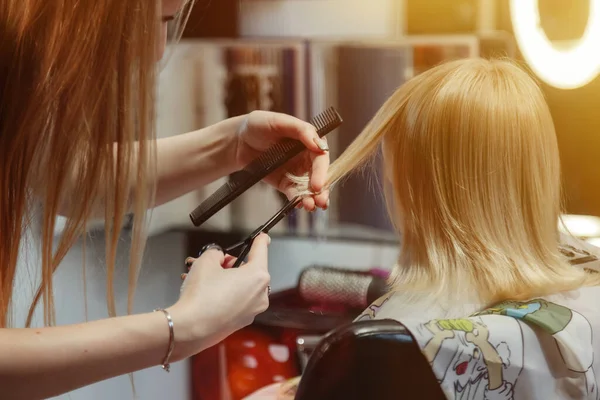 Fryzjer Kobieta Zrobić Modne Dość Fryzurę Dla Cute Little Blond — Zdjęcie stockowe