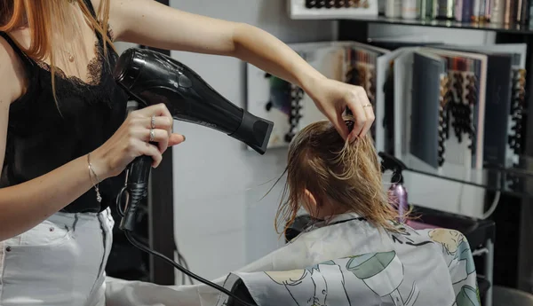 Barbeiro Mulher Fazer Elegante Penteado Bonito Para Criança Menina Loira — Fotografia de Stock