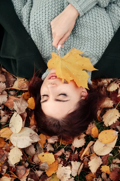Portret Pięknej Młodej Kobiety Słowiańskim Wyglądzie Luźnej Odzieży Jesienią Leżącej — Zdjęcie stockowe