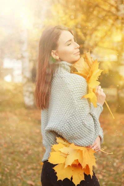 Porträt Einer Niedlichen Jungen Frau Slawischen Aussehens Mit Blättern Freizeitkleidung — Stockfoto