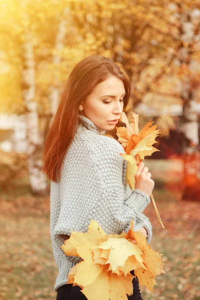 Porträt Einer Niedlichen Jungen Frau Slawischen Aussehens Mit Blättern Freizeitkleidung — Stockfoto