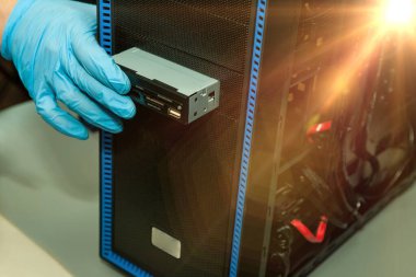 PC servisindeki kişisel bilgisayarların montajı, konfigürasyonu ve onarımı. Profesyonel teknisyen bilgisayar parçaları topluyor. Bilgisayarı kapatıyoruz. Meslek konsepti. Alan için kopyala