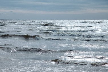 Atmosferik manzara dramatik Baltık denizi, dalgalar ve su dalgalanma sularına sıçrar. Deniz kıyısındaki doğa, kuzey bulutları. Kararsız hava koşulları, iklim değişikliği. Fırtınalı, soyut arka planlar