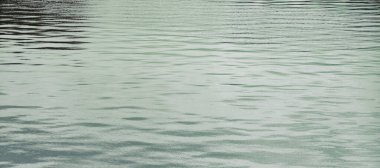 Su yüzeyindeki dalga desenli arka plan dalgaları. Yüzeyin temiz ya da deniz suyunun görüntüsü. Dalgalar, deniz veya okyanus dalgalarının soyut arkaplanlarıdır. Aqua desenli duvar kağıdı konsepti. Alan için kopyala