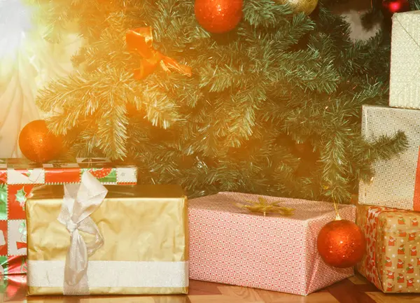 Fondo Vacaciones Navidad Primer Plano Árbol Decorado Con Regalos Bolas — Foto de Stock