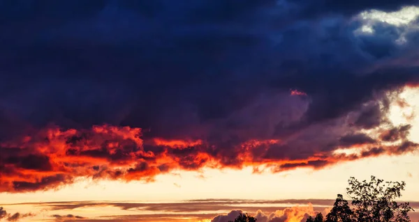色彩斑斓的夕阳天空和云彩 映像朦胧的背景 摘要自然背景 具有戏剧性的蓝色和橙色 黄昏时分多彩的云彩 网站的复制空间 — 图库照片
