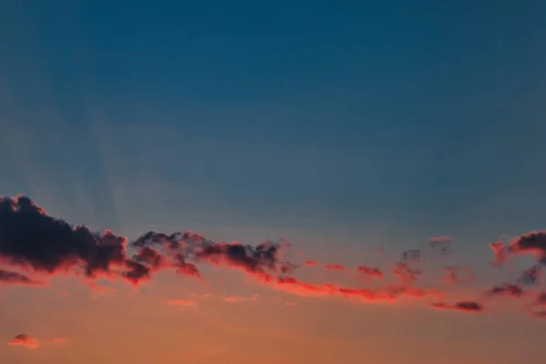 色彩斑斓的夕阳天空和云彩 映像朦胧的背景 摘要自然背景 具有戏剧性的蓝色和橙色 黄昏时分多彩的云彩 网站的复制空间 — 图库照片