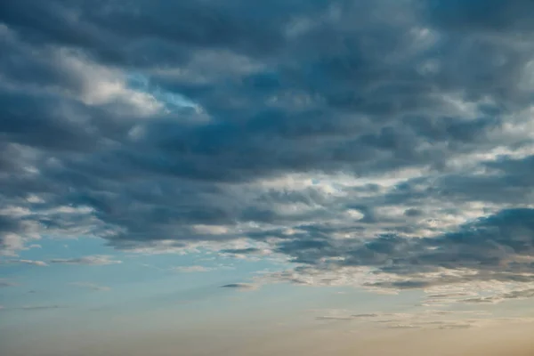 美丽的蓝天和云彩自然的背景 摘要自然大气背景 白天戏剧性的蓝白两色云彩 网站的复制空间 — 图库照片