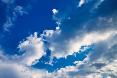 Güzel mavi gökyüzü ve bulutlar doğal arka plan. Soyut doğa atmosferi. Gündüz dramatik mavi ve beyaz renkli bulutlar. Alan için kopyala