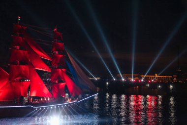 Scarlet, Rusya Federasyonu 'nun Saint Petersburg kentindeki Neva nehrinde okul mezunları için tatil yapıyor. Mucize gece şovu, inanılmaz güzel renkli kutlama, gösteri. Harika tatil geçmişleri var.