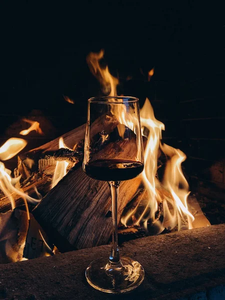 Glas Rotwein Auf Feuer Hintergrund — Stockfoto