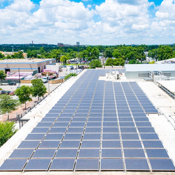 Painéis solares no telhado urbano Imagens De Bancos De Imagens Sem Royalties