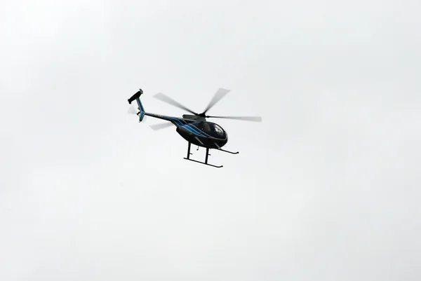 Helicóptero em Voo com Desfoque de Movimento — Fotografia de Stock