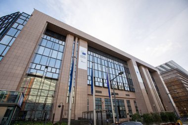 Brüksel, Belçika - 22 Ocak 2021: Portekiz başkanlığının logosuyla Avrupa Konseyi önünde rüzgarda dalgalanan Avrupa bayrakları