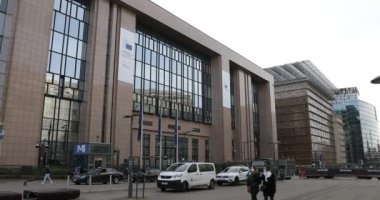 Brüksel, Belçika - 22 Ocak 2021: Portekiz başkanlığının logosuyla Avrupa Konseyi önünde rüzgarda dalgalanan Avrupa bayrakları